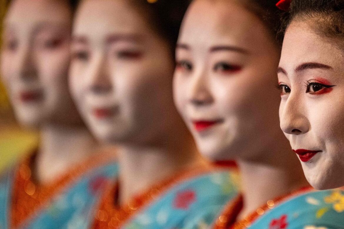 Geisha spectacle in Japan's Kyoto celebrates arrival of spring