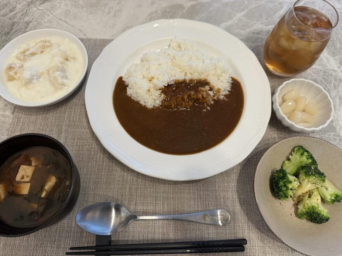 Sweet sweet Japanese curry with fruit and honey — do people make curry like this where you live?