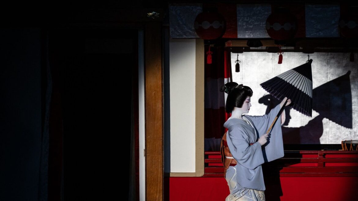 Kyoto geishas welcome spring with centuries-old tradition