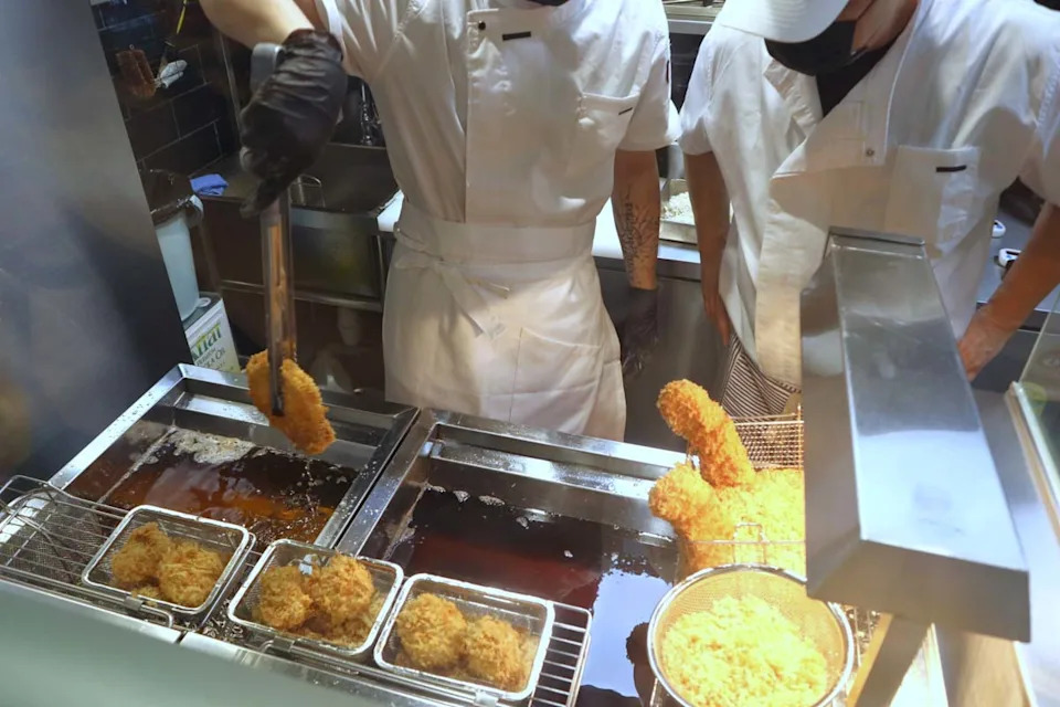 tonkatsu daiki - frying
