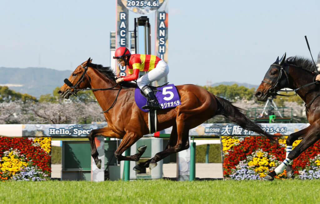 Bellagio Opera in full flight winning his second Osaka Hai