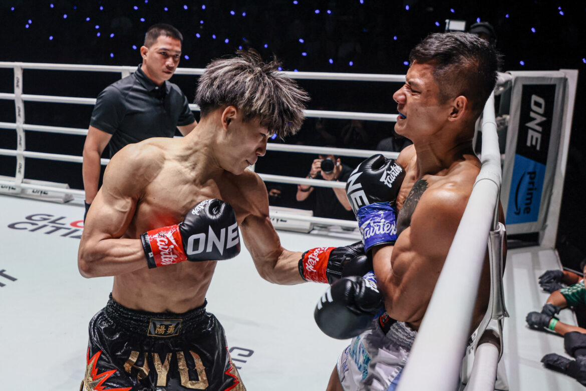 Japanese kickboxer Hyu Iwata lands a body shot on Suablack Tor Pran49