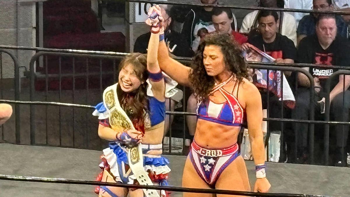 Yuki Arai's arm is raised