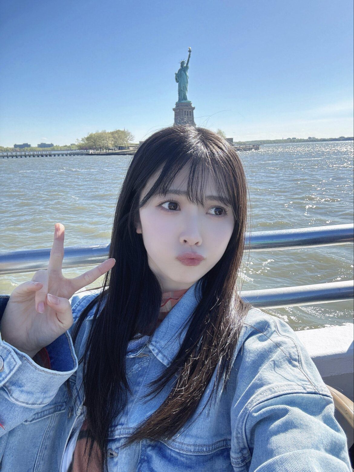 Yuina: Statue of Liberty on my head🗽✨