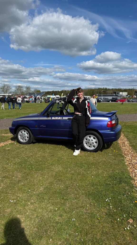 Took the zook to her first show 💙🤍