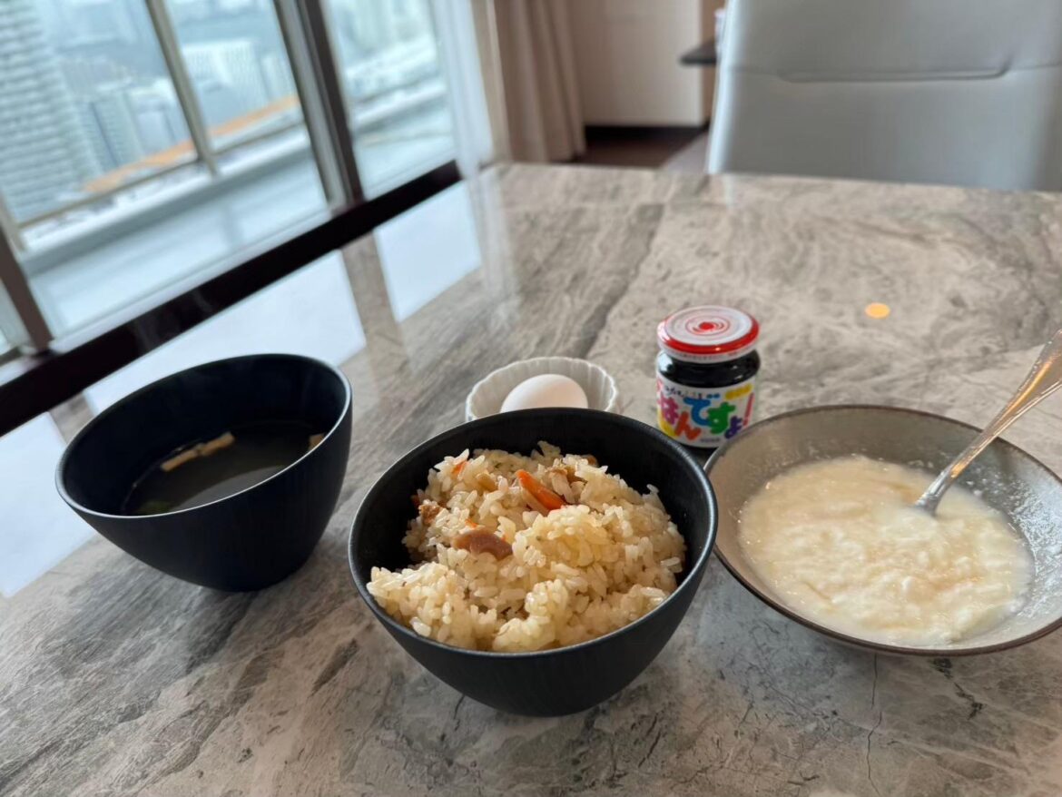[Homemade] A Japanese breakfast that feels like home to me — takikomi gohan, soup, egg, yogurt, and Gohan Desuyo