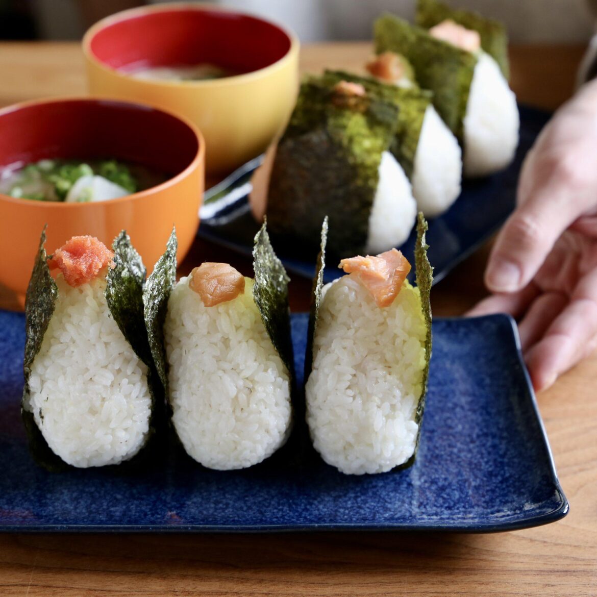 おはようございます☀️ゴールデンウィークのイベントで売るおにぎりの試作品を作りました🍙1個100円だと安すぎますか？米はうちで採れたコシヒカリを使います