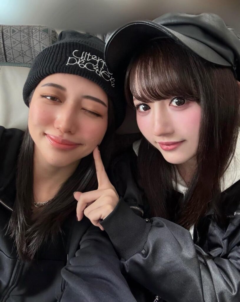 yonezawa akane and okada mei hanging out.