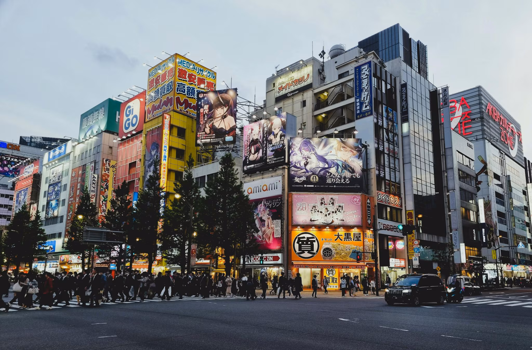 Animate Ikebukuro (Tokyo): The world’s largest anime store spans nine massive floors of manga, CDs, and exclusive character goods. While Akihabara caters to everyone, Ikebukuro’s "Otome Road" is particularly famous for its extensive selection of series aimed at a female audience and fans.
