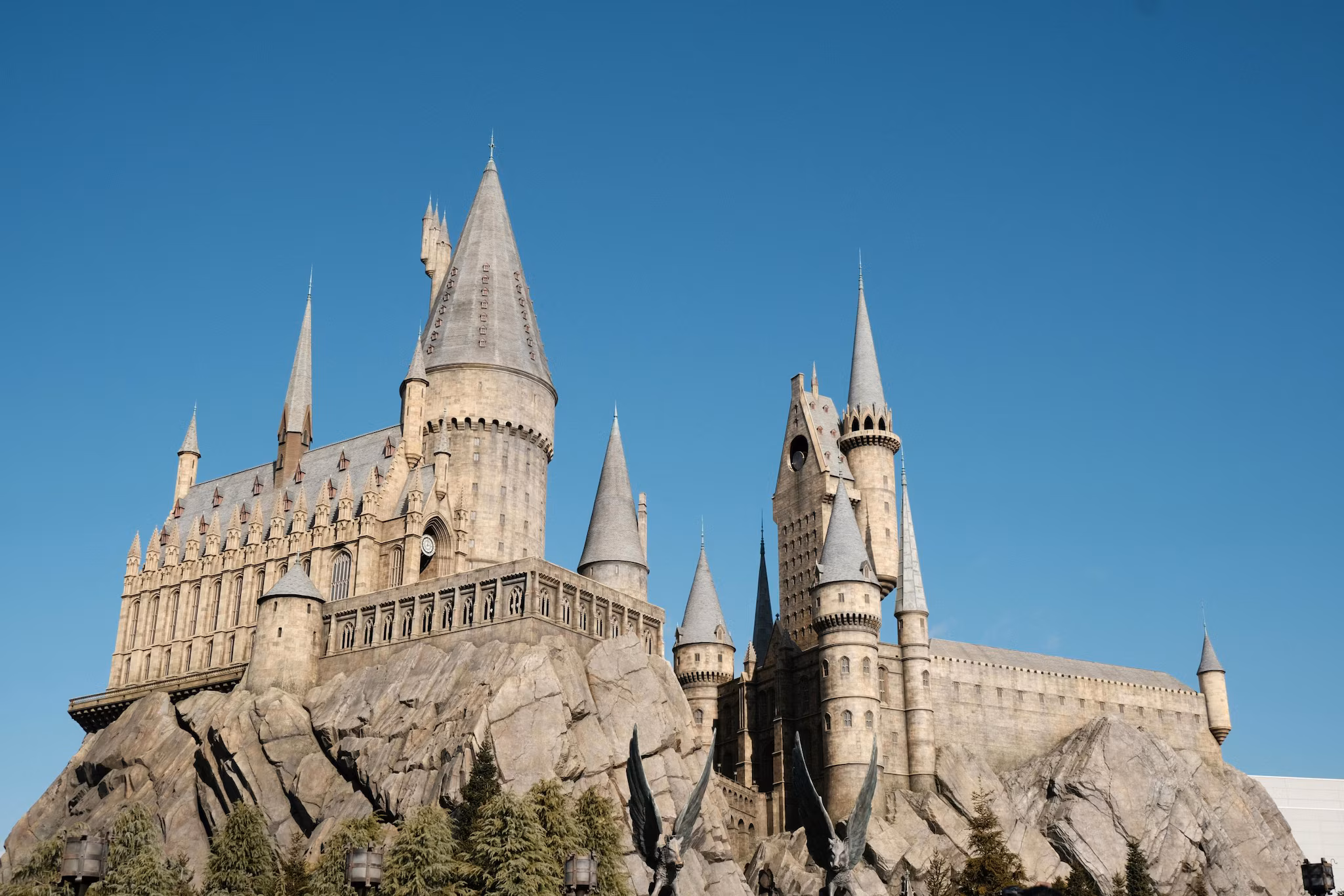 Universal Studios Japan (Osaka): The "Universal Cool Japan" event brings seasonal attractions based on hits like Jujutsu Kaisen, Detective Conan, and Monster Hunter. With high-tech VR rides and themed snacks, it offers the most adrenaline-pumping way to experience your favorite franchises in 3D.