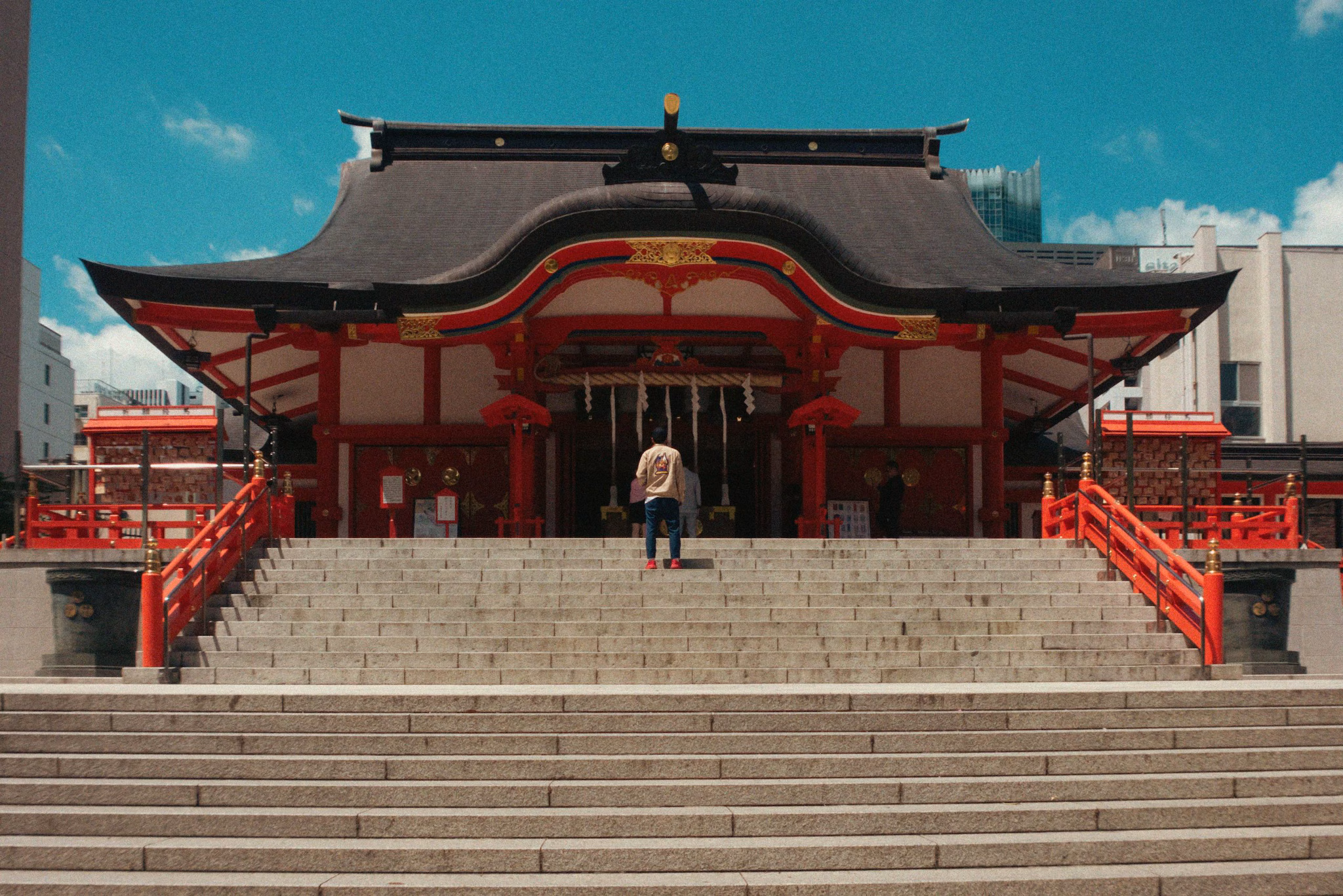 Suga Shrine Steps (Tokyo): The iconic red-railed staircase in Shinjuku is a "pilgrimage" site for fans of Your Name. Recreating the emotional final scene between Taki and Mitsuha has become a rite of passage for visitors seeking a real-life connection to Makoto Shinkai’s masterpiece.
