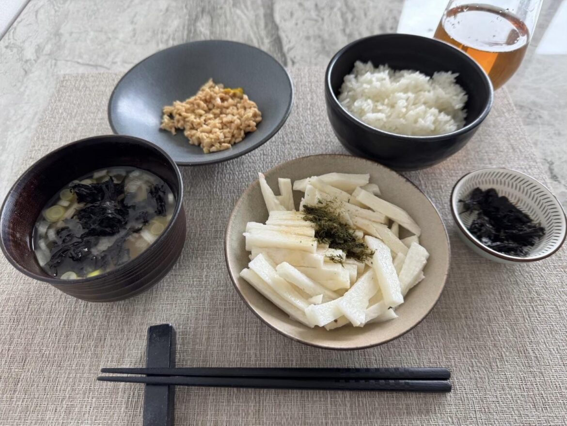 [homemade] My current Japanese breakfast obsession: natto over rice