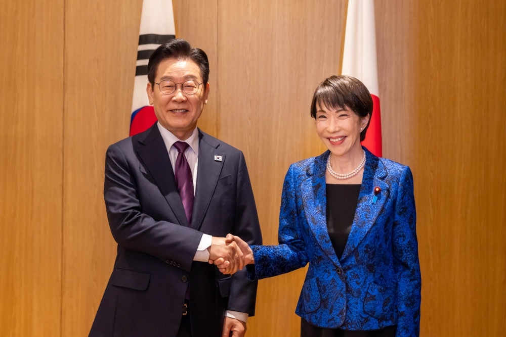 Two leaders shaking hands