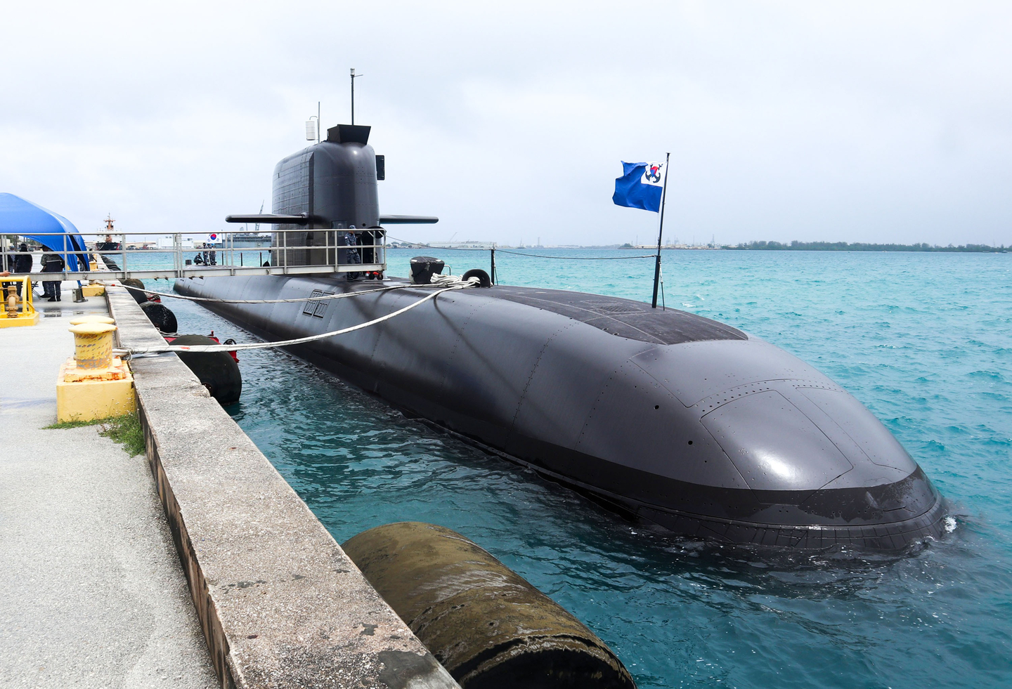 Korean submarine ROKS Dosan Ahn Chang-ho enters Naval Base Guam on April 7 for logistics loading while en route to Canada. [NEWS1]