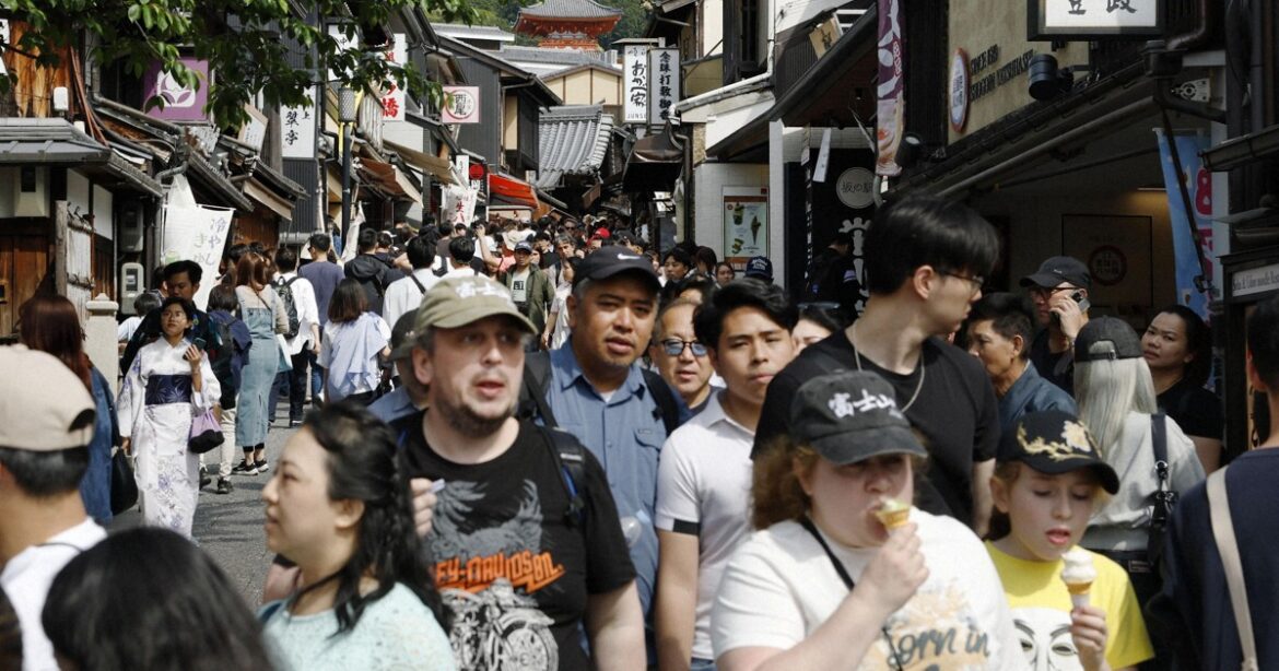 Japan's top tourist destinations concentrated in Kyoto, 6 other prefectures