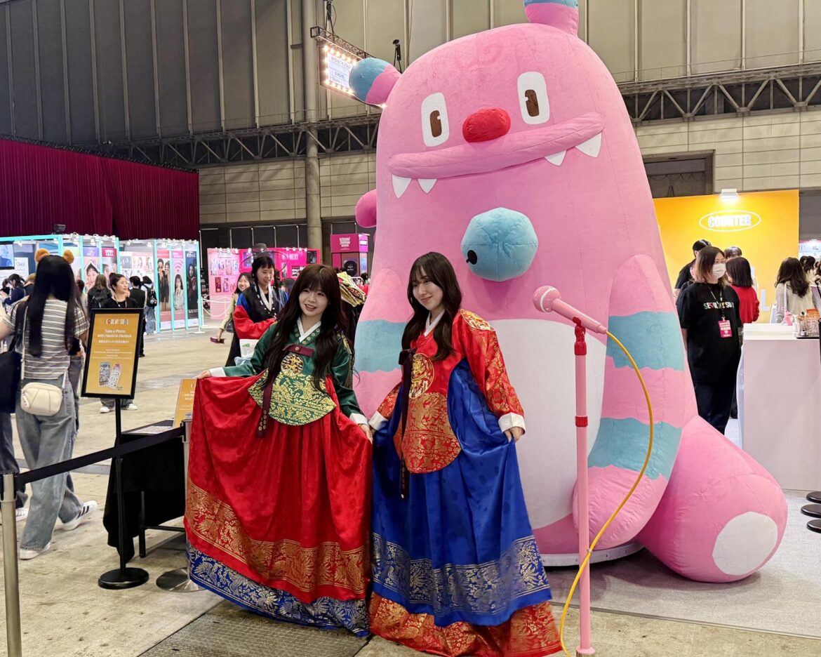 Seoul woos Japan’s Gen Z with K-pop, custom keychains Tourists pose for a photo in front of Seoul