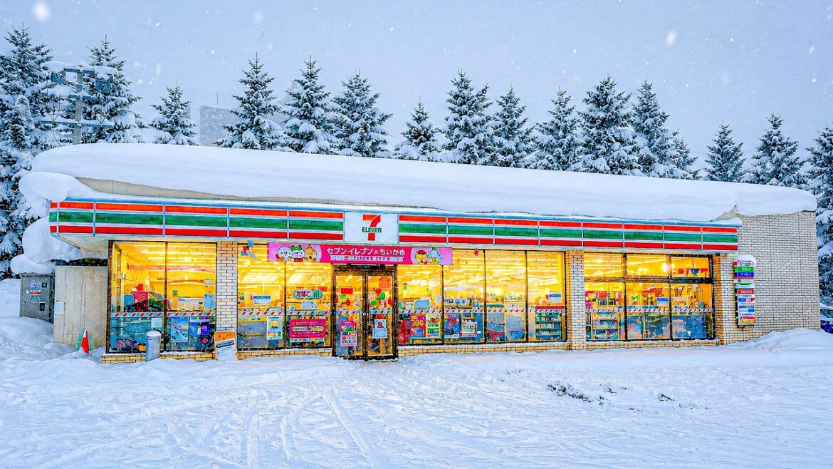 🇯🇵 Discover 7-ELEVEN JAPAN — Snowy RUSUTSU HOKKAIDO Store Tour 🇯🇵 Discover 7-ELEVEN JAPAN — Snowy RUSUTSU HOKKAIDO Store Tour