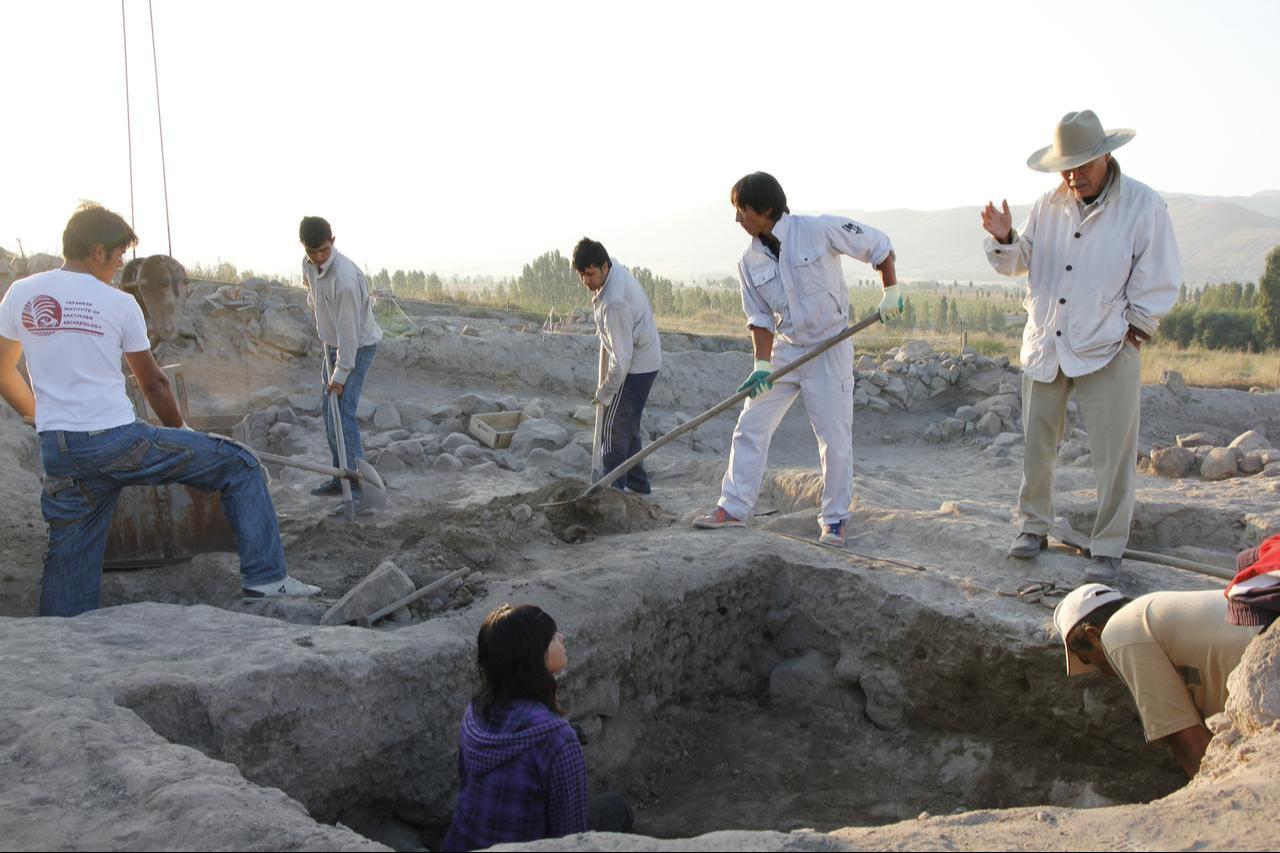 An archive photo shows late Japanese archaeologist Dr. Sachihiro Omura during excavation work at an archaeological site in central Türkiye. (AA Photo)