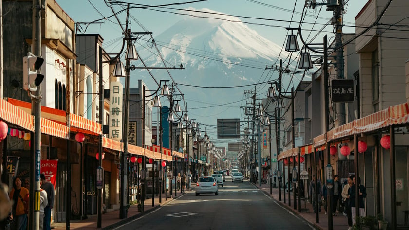 Du khách tham quan thị trấn Fujiyoshida, tỉnh Yamanashi, Nhật Bản