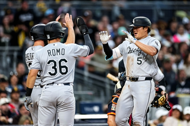 Murakami (right) celebrating with teammates. /Photo=Chicago White Sox official SNS