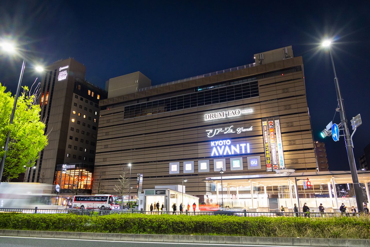 Kyoto Avanti shopping mall, home to Drum Tao Theater Kyoto, viewed from Kyoto Station. It is connected to the station by a convenient underground passageway. (© Nippon.com)