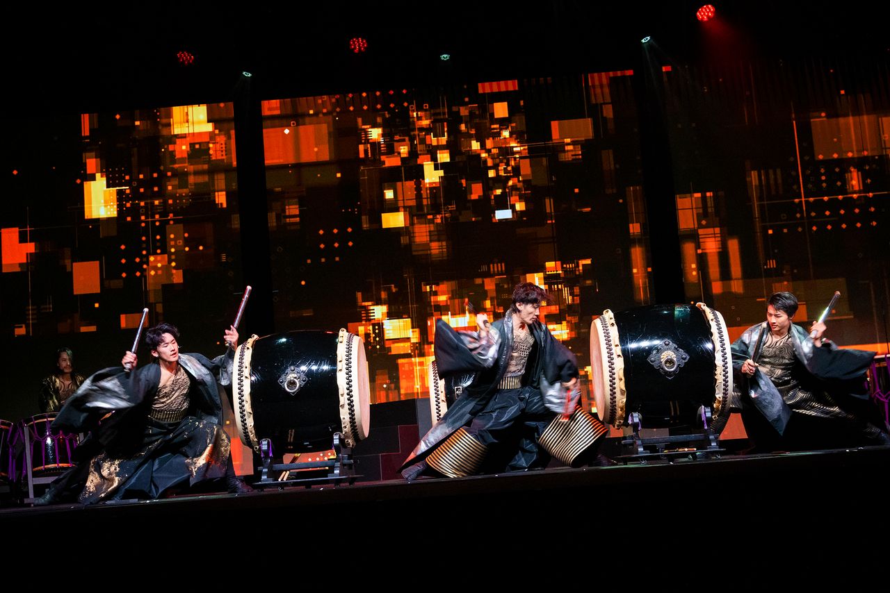 A powerful performance fusing beating drums with digital visuals. (© Nippon.com)
