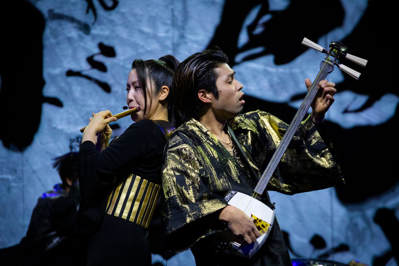 Group members play other traditional instruments, including the shinobue (bamboo flute), shamisen (three-stringed lute) and koto (zither). (© Nippon.com)