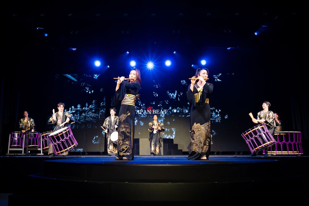 The enchanting show echoes with the nighttime vibe of Japan’s ancient capital. (© Nippon.com)