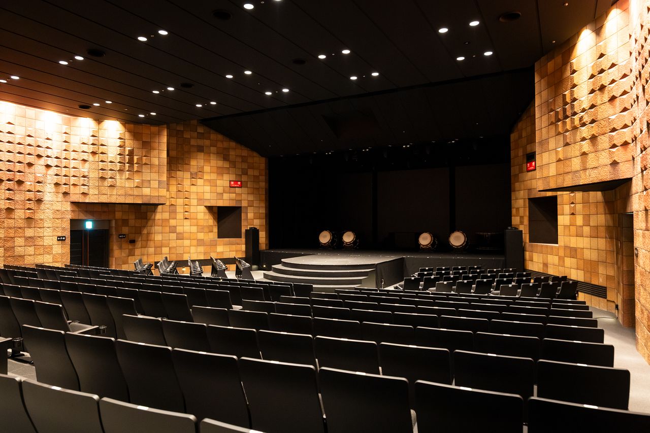 Proximity to the stage ensures the energy reverberates through every bone. (© Nippon.com)