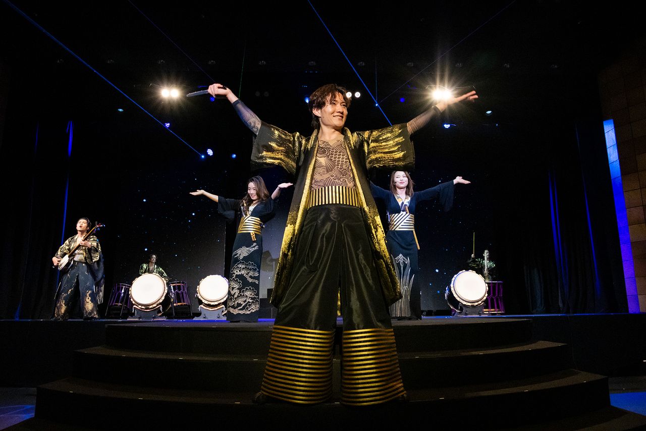 Performers come down from the stage into the crowd at times, bringing the show even closer. (© Nippon.com)