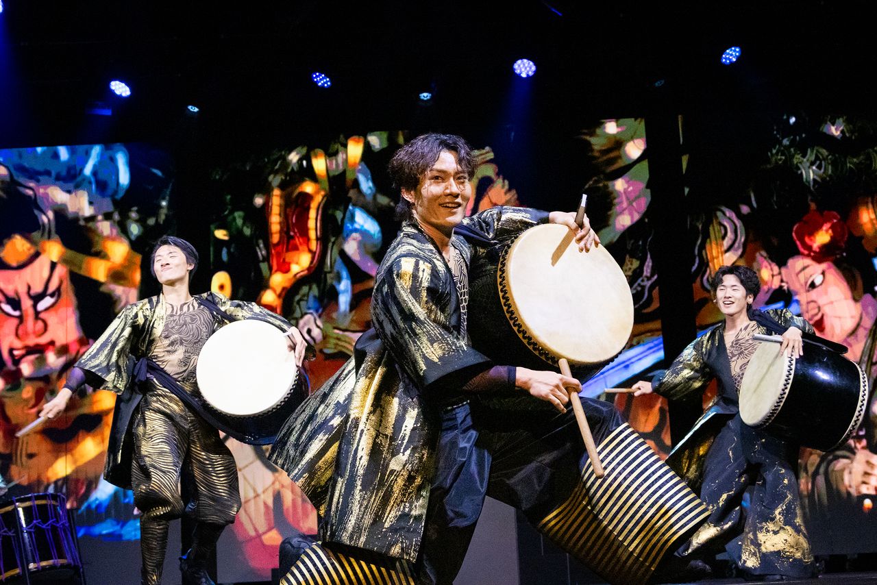 The only way to fully appreciate the intensity of Drum Tao is live. (© Nippon.com)