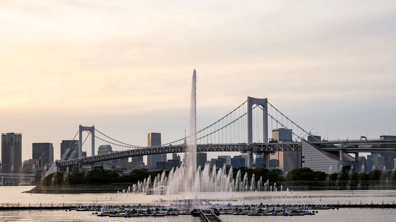 Water spouts 150 meters skyward, eclipsing Tokyo Tower and the wall of skyscrapers. (© Shōji Takeshi)