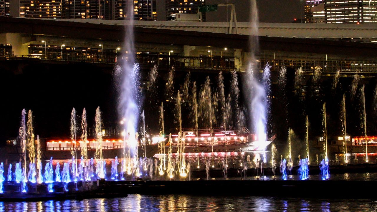 A night cruise provides close-up views of the spectacle. (© Shōji Takeshi)