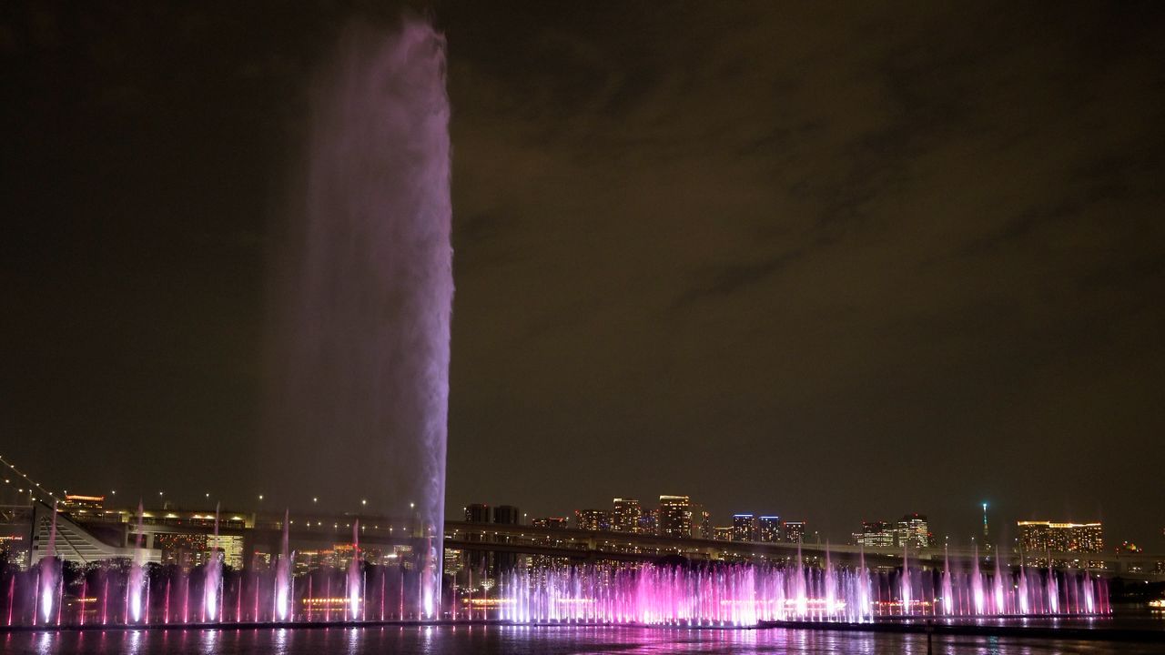 The illuminated spouts are even more dramatic when viewed after dusk. (© Shōji Takeshi)