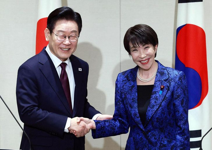 President Lee Jae Myung and Japanese Prime Minister Sanae Takaichi shake hands after delivering a joint Korea-Japan press statement at the summit venue in Nara Prefecture in Japan, Jan. 13. Newsis