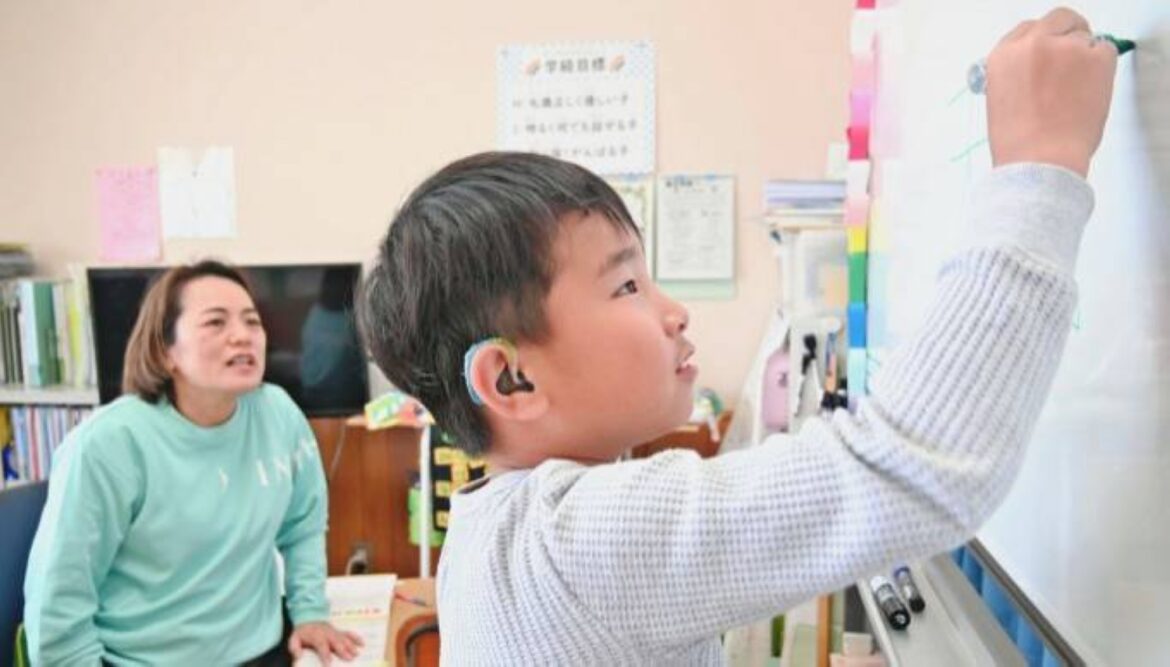 Okinawan schoolboy deals with hearing loss with speed and cheerfulness Okinawan schoolboy deals with hearing loss with speed and cheerfulness