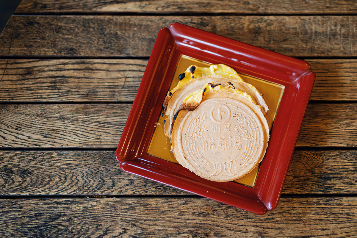 Totomiya Shop's Yusenpei wafers with special fillings | Courtesy of Unzen Tourism Bureau
