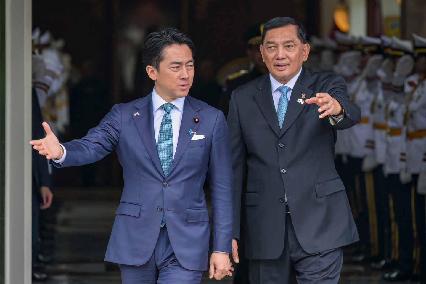 Indonesia's Defense Minister Sjafrie Sjamsoeddin, right, walks with Japan's Defense Minister Shinjiro Koizumi, left, at the Indonesian Defense Ministry's office in Jakarta on May 4. [AFP/YONHAP]
