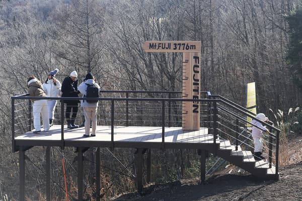 Height measurement board installed at new observation deck