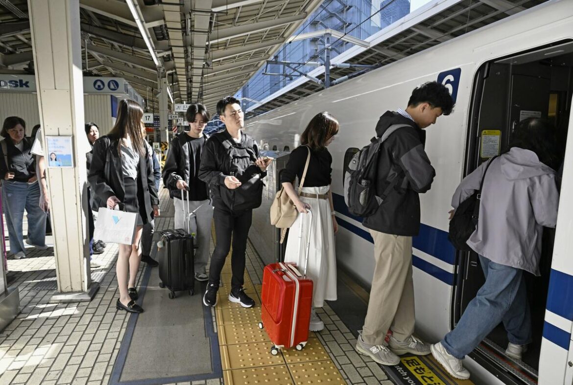 Travel rush underway at start of 5-day stretch in Golden Week holidays