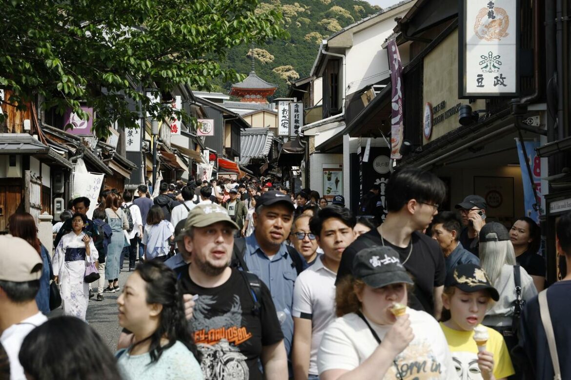 Japan's top tourist destinations concentrated in Kyoto, 6 other prefectures