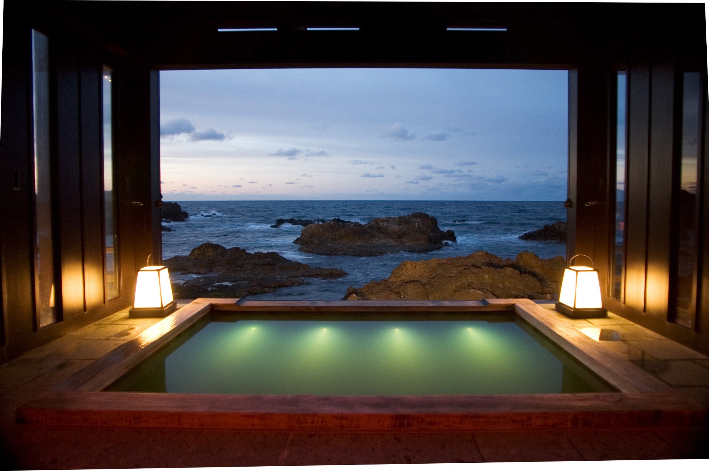 A hot spring bath overlooking the ocean at Lamp no Yado