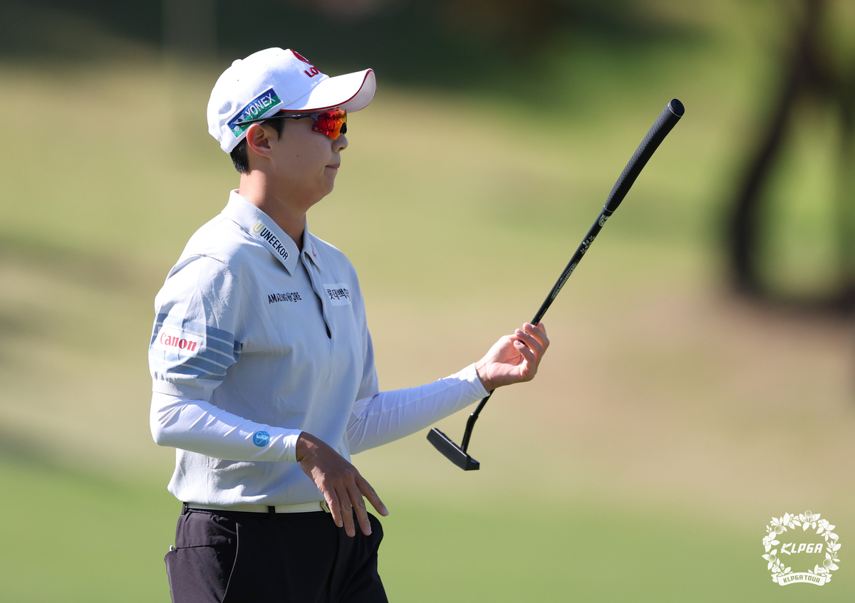 Kim Hyo-joo walks off after a putt. Photo courtesy of KLPGA - Seoul Economic Daily Sports News from South Korea
