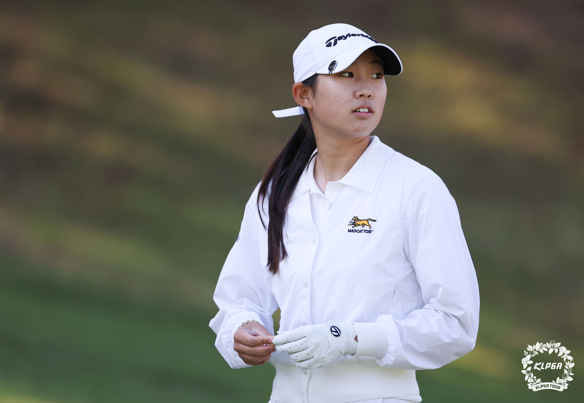 Kim Seo-a moves to the next hole. Photo courtesy of KLPGA - Seoul Economic Daily Sports News from South Korea