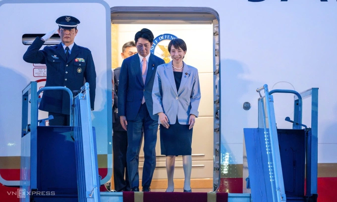 Thủ tướng Nhật Bản Sanae Takaichi đến sân bay Nội Bài hôm 1/5. Ảnh: Giang Huy