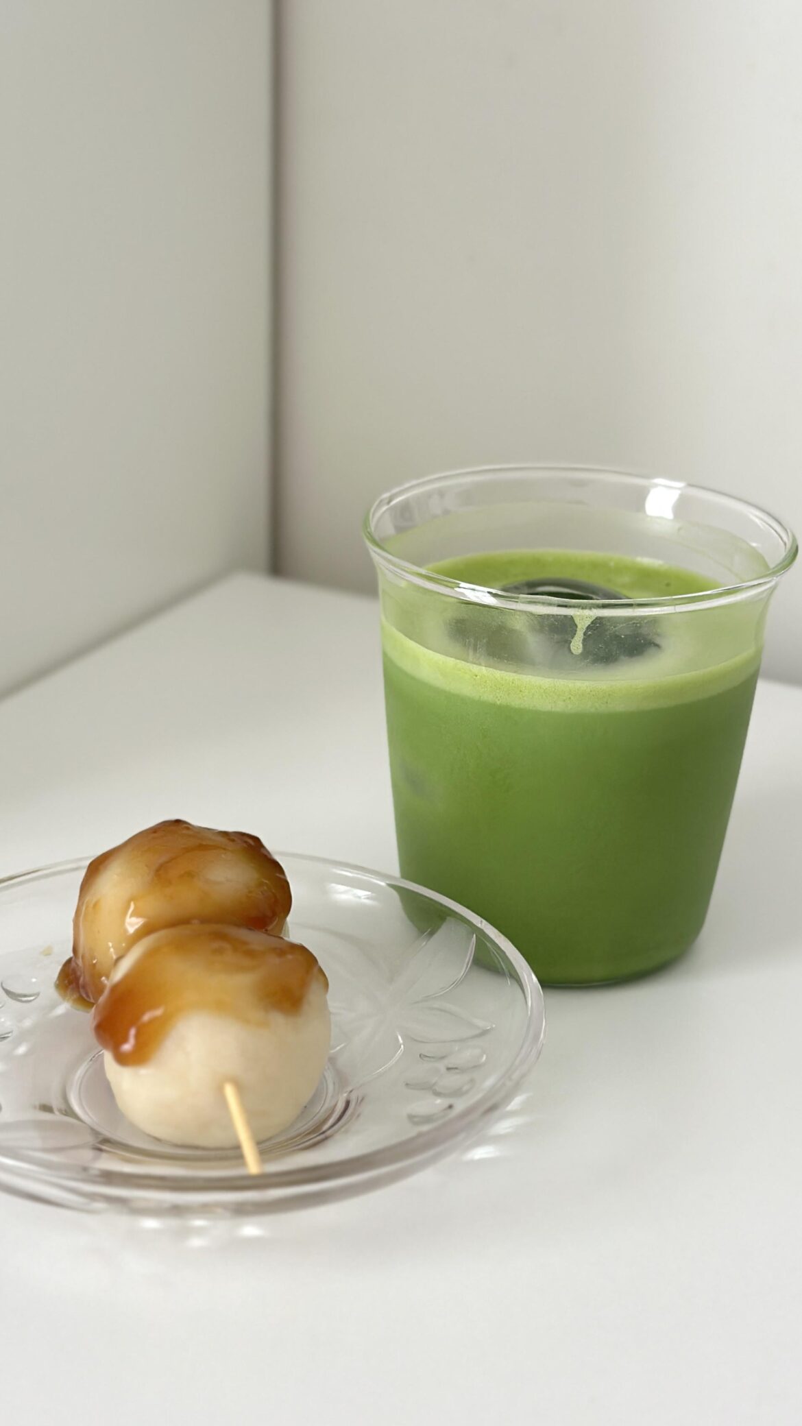 matcha latte and mitarashi dango