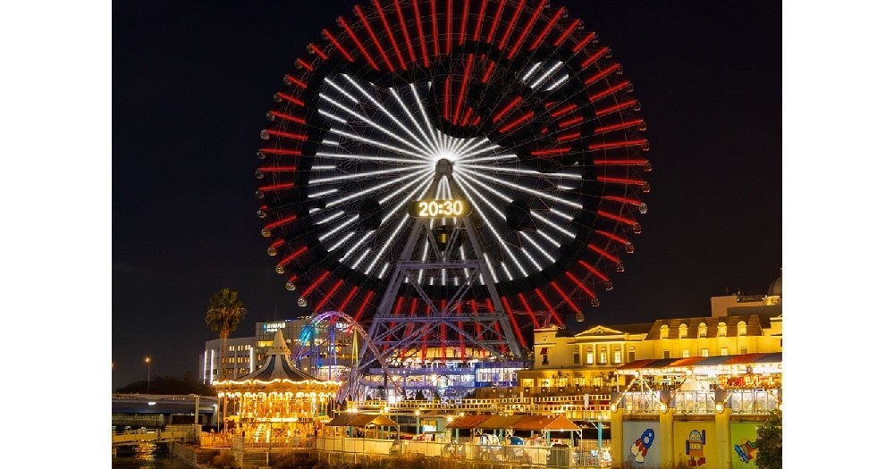 100-meter tall Hello Kitty artwork appearing on Japanese Ferris wheel, jumbo Pompompurin nearby 100-meter tall Hello Kitty artwork appearing on Japanese Ferris wheel, jumbo Pompompurin nearby