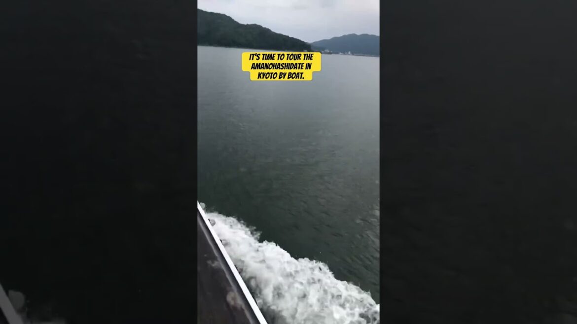 It's time to tour the Amanohashidate in Kyoto by boat.