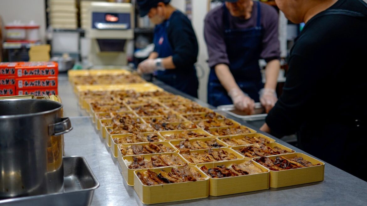創業から半世紀!1日中焼き続ける名物「あみ焼き弁当」深夜まで営業する眠らない弁当店!幻のカツサンドや具だくさん弁当で賑わう地元民熱愛弁当店 Japanese Bento Shop Shizuoka 創業から半世紀!1日中焼き続ける名物「あみ焼き弁当」深夜まで営業する眠らない弁当店!幻のカツサンドや具だくさん弁当で賑わう地元民熱愛弁当店 Japanese Bento Shop Shizuoka