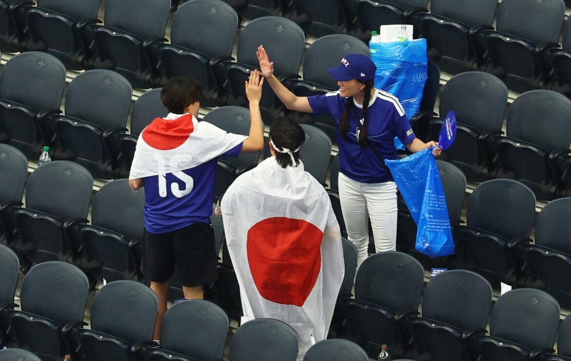 Japan soccer fans pick up litter after game, continue World Cup tradition Japan soccer fans pick up litter after game, continue World Cup tradition